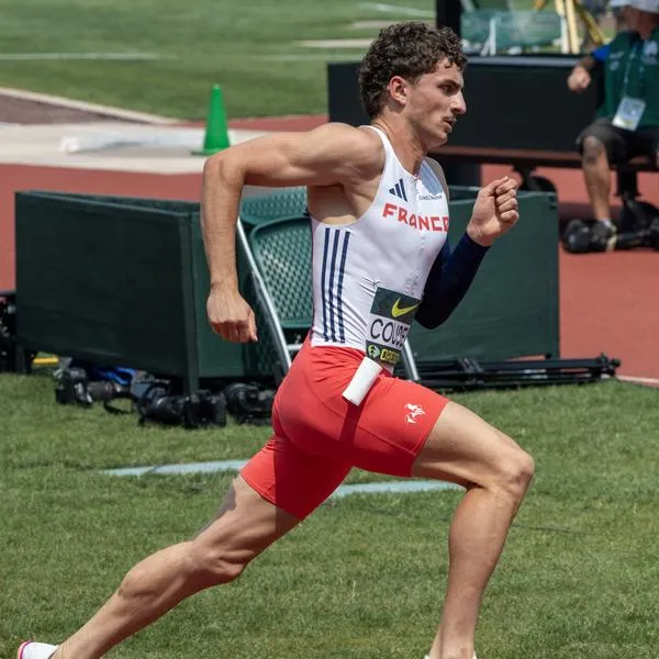 Lucas Couderc en pleine course, sous le maillot de l'équipe de France