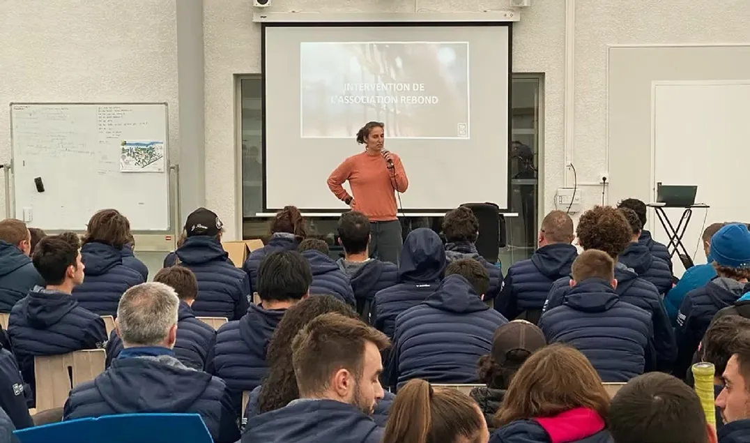 Une intervenante de Rebond s'adresse à de jeunes sportifs lors d'une conférence à l'INSEP