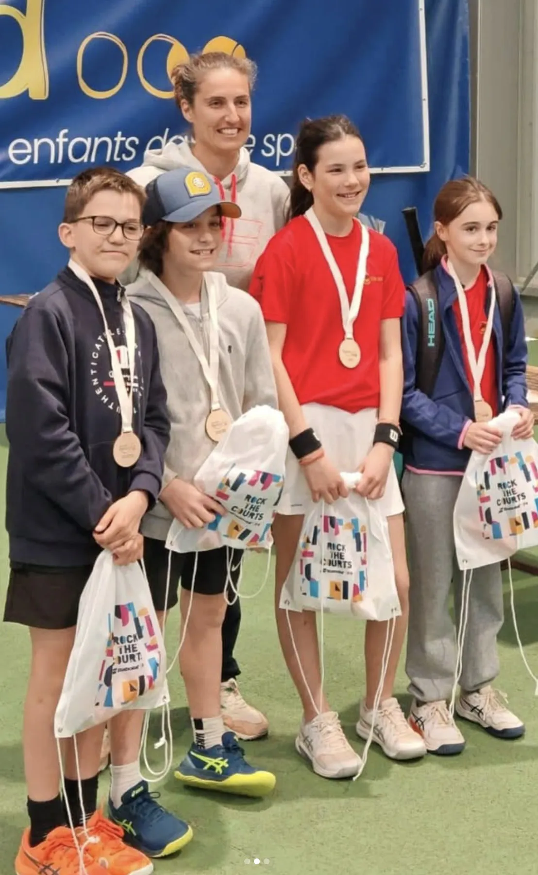 Des enfants médaillés posent sur le podium de la Rebond Cup